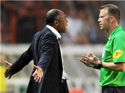 Bóng đá anh, ngoại hạng anh, lịch thi đấu euro 2012, Lại chuyện trọng tài: Khi "Vua áo đen" xuống cấp